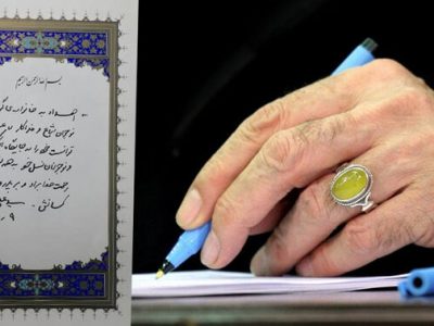رئیس جدید صداوسیما به خانه علی لندی رفت/ اهدای قرآنی با دست خط مقام معظم رهبری