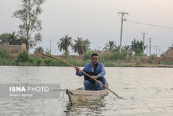 معلم قایق سوار مدرسه روستای مقطوع خوزستان