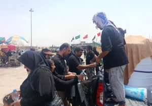توزیع کیسه زباله بین موکبداران اربعین حسینی در قدمگاه حضرت ابوالفضلالعباس(ع) شادگان