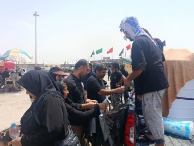 توزیع کیسه زباله بین موکب‌داران اربعین حسینی در قدمگاه حضرت ابوالفضل‌العباس(ع) شادگان