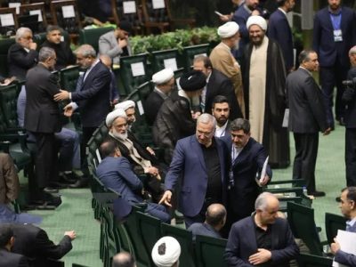 نماینده‌ای که به جای قانون، بیل دستش است